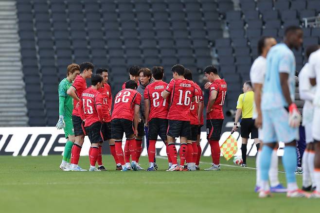 2026북중미월드컵 최종 엔트리를 공개한 축구대표팀이 18일 사전훈련캠프가 마련될 미국 솔트레이크시티로 향하는 가운데 최대 고민거리는 이강인 등 일부 유럽파의 지각 합류다. 사진제공|대한축구협회