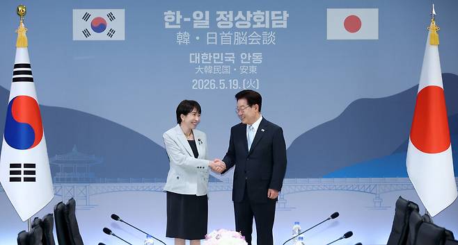 ▲ 이재명 대통령과 다카이치 사나에 일본 총리가 19일 경북 안동 한 호텔에서 확대 정상회담에 앞서 악수하고 있다. /연합뉴스