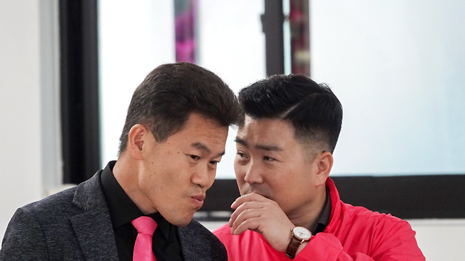 ▲ 한국사 강사 출신 보수 유튜버 전한길씨와 무소속 김현태 인천 계양구을 보궐선거 후보가 대화를 나누고 있다. /사진제공=김현태 후보 캠