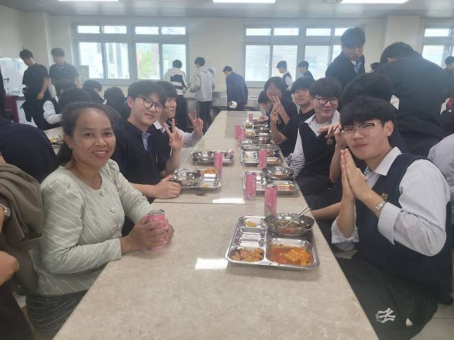 우송고 '다문화가정 대상 국가와의 교육' 교류사업 라오스 현지교사 수업. (사진=대전교육청 제공)