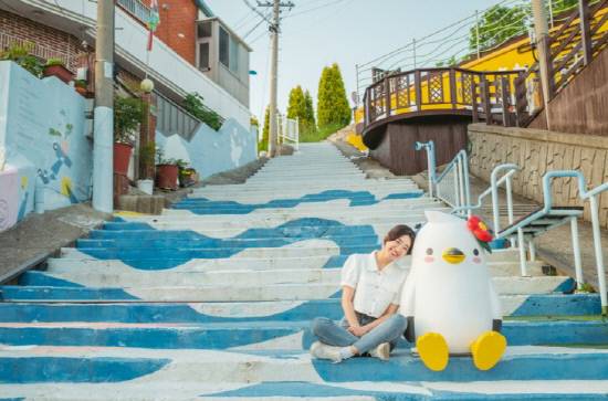 통영시는 한 달 여행하기 사업인 '2026 통영애(愛)온나'의 1차 참가자 선정 결과를 발표했다. 최종 경쟁률은 4.3 대 1에 달해 통영 장기 체류 여행에 대한 꾸준한 인기를 증명했다.