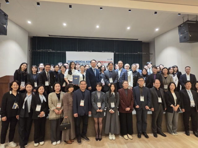 지난해 열린 2025 외국인환자 유치 비즈니스 페어에서 참석자들이 기념촬영을 하는 모습. 대구시 제공