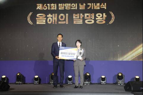 김용선 지식재산처장(왼쪽)이 올해의 발명왕으로 선정된 김은미 ㈜케어젠 부사장과 기념촬영을 하고 있다. (사진=지식재산처 제공)