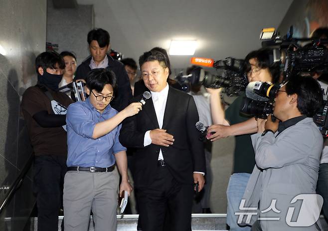 김수완 신세계 부사장이 19일 '스타벅스 코리아 이벤트의 오월정신 훼손'관련 사과를 위해 광주 5·18기념재단을 찾았다가 면담을 거부 당한 뒤 입장을 밝히고 있다. 2026.5.19 ⓒ 뉴스1 이수민 기자