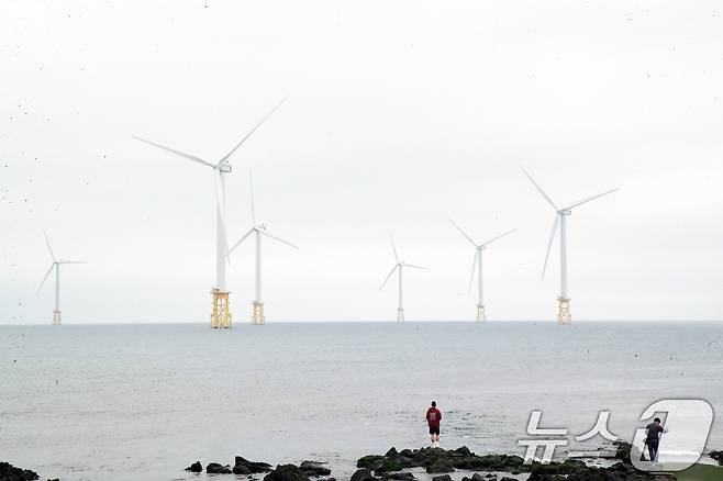 제주 한림읍 해안도로에서 바라본 한림해상풍력발전의 모습. ⓒ 뉴스1 고동명 기자