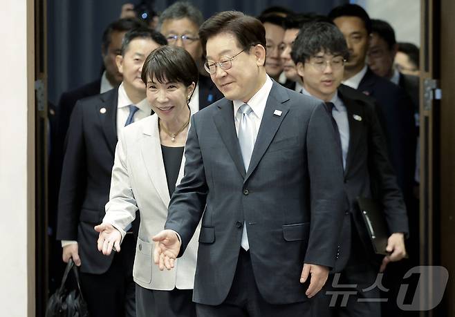 이재명 대통령과 다카이치 사나에 일본 총리가 19일 경북 안동의 한 호텔에서 공동언론발표를 하기 위해 입장하고 있다. (청와대통신사진기자단) 2026.5.19 ⓒ 뉴스1 허경 기자