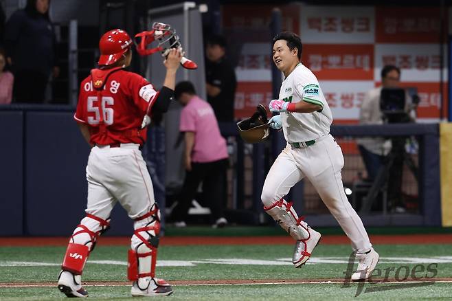 키움 히어로즈 김웅빈(오른쪽)이 19일 열린 2026 KBO리그 고척 SSG 랜더스전에서 9회말 끝내기 홈런을 터뜨려 팀의 7-6 승리를 이끌었다. (키움 히어로즈 제공)