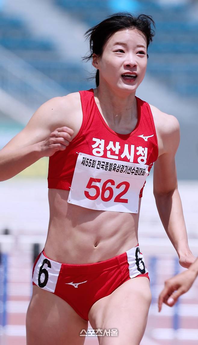 ‘육상계 다현’ 송유진, 강렬한 질주의 허들 본능...100m 허들 전문선수의 근육질도 함께 뽐내