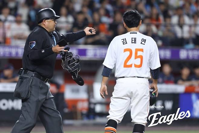 한화 김태연이 19일 대전 한화생명 볼파크에서 열린 2026 KBO리그 정규시즌 롯데전에서 4회말 2루타로 출루한 후 이도윤 내야 안타 때 홈까지 들어왔다가 3루로 귀루하고 있다. 사진 | 한화 이글스