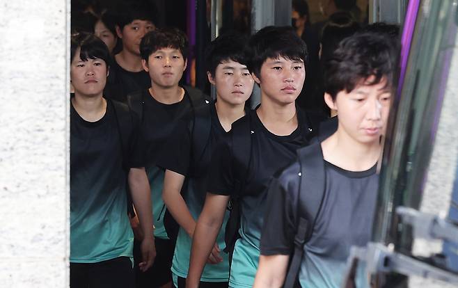 훈련장으로 이동하는 내고향여자축구단<저작권자(c) 연합뉴스, 무단 전재-재배포, AI 학습 및 활용 금지>