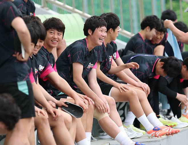 훈련 준비하는 내고향축구단 선수들 <저작권자(c) 연합뉴스, 무단 전재-재배포, AI 학습 및 활용 금지>