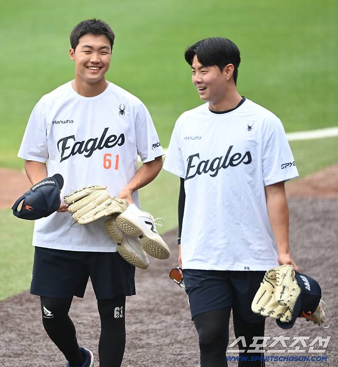 19일 대전한화생명볼파크에서 열린 롯데와 한화의 경기. 정우주와 박준영이 훈련을 마치고 발걸음을 옮기고 있다. 대전=허상욱 기자wook@sportschosun.com/2026.05.19/