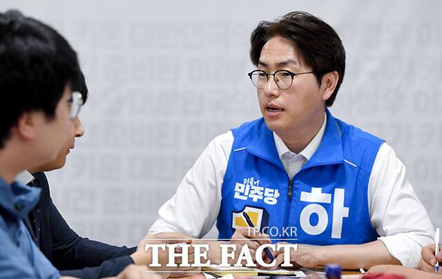 하정우 더불어민주당 부산 북구갑 국회의원 후보(오른쪽)가 19일 오전 부산 북구 선거사무소에서 열린 부산 AI기업 간담회에서 발언하고 있다. /부산=박상민 기자