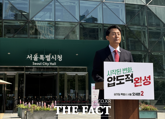 오세훈 국민의힘 서울시장 후보가 GTX-A 철근 누락 은폐 의혹을 부인했다. 사진은 지난 14일 서울시청 앞에서 대국민 호소 기자회견을 열고 있는 모습이다. /문화영 기자