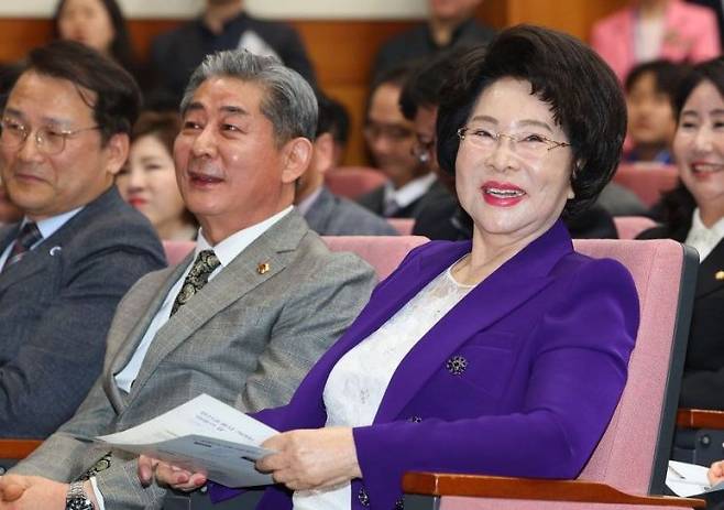 이길여 가천길재단 회장이 지난 3월 25일 인천 남동구 가천대 길병원 암센터에서 열린 '가천이길여길' 명예도로명 지정 기념 제막식에서 축사를 듣고 있다. 연합뉴스