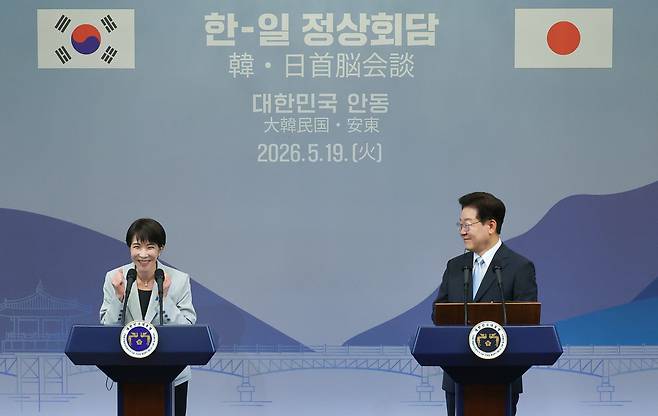 이재명 대통령과 다카이치 사나에 일본 총리가 19일 경북 안동의 한 호텔에서 공동언론발표를 하고 있다./청와대통신사진기자단
