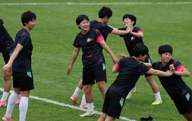 북한 내고향여자축구단 선수들이 19일 경기 수원시 수원월드컵경기장 보조경기장에서 훈련하며 몸을 풀고 있다. 김영원 기자