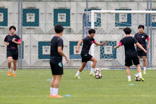 북한 내고향여자축구단 선수들이 19일 경기 수원시 수원월드컵경기장 보조경기장에서 훈련하고 있다. 김영원 기자