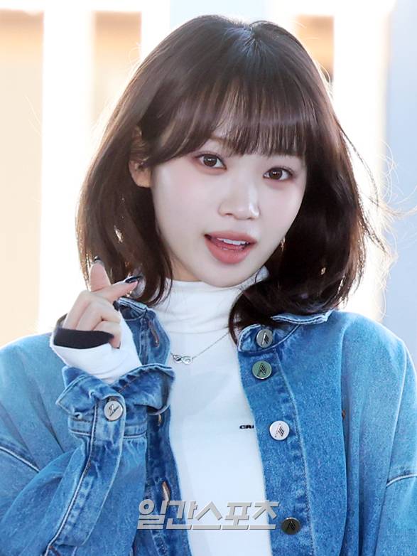 르세라핌 김채원이 5일 오전 인천국제공항을 통해 해외 일정 참석 차 대만 가오슝으로 출국하고 있다. 인천공항=서병수 기자 qudtn@edaily.co.kr /2025.12.05/