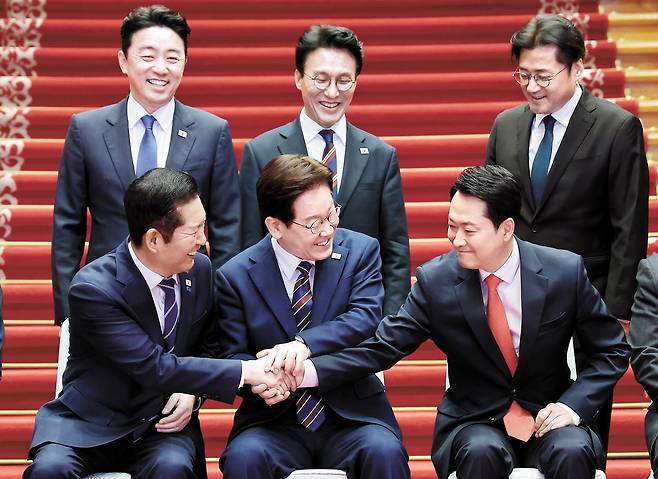 이재명 대통령이 지난 4월 청와대에서 열린 여야정 민생경제협의체 회담 및 오찬에서 정청래 더불어민주당 대표, 장동혁 국민의힘 대표와 기념촬영을 하며 손을 맞잡고 있다. 뉴시스