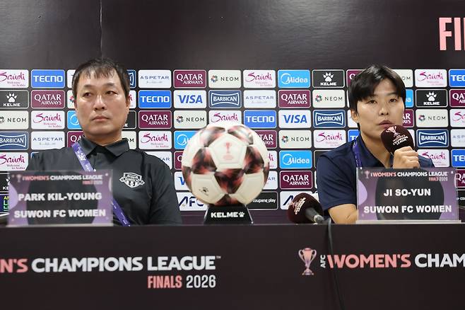 19일 경기도 수원종합운동장에서 열린 아시아축구연맹(AFC) 여자 챔피언스리그(AWCL) 4강 기자회견에서 수원FC 위민 박길영 감독과 지소연 선수가 질문에 답하고 있다. 공동취재