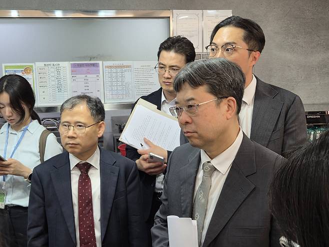 엄기표 서울중앙지법 형사합의29부 부장판사(오른쪽)가 색동원 식당 안을 살펴보고 있다. 2026.05.15