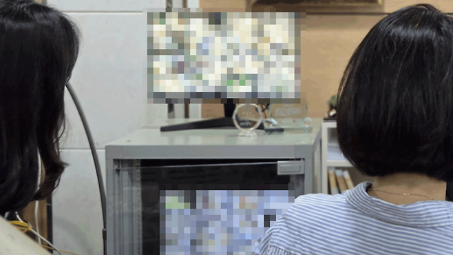 덮개를 벗기자 작동 중인 CCTV 화면이 보인다. 2026.05.15