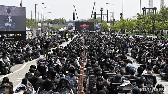 삼성전자 노조가 4월23일 경기 평택시 삼성전자 평택사업장 앞에서 열린 ‘투명하게 바꾸고, 상한폐지 실현하자-4/23 투쟁 결의대회’에서 연대 발언을 하고 있다. 남동균 기자