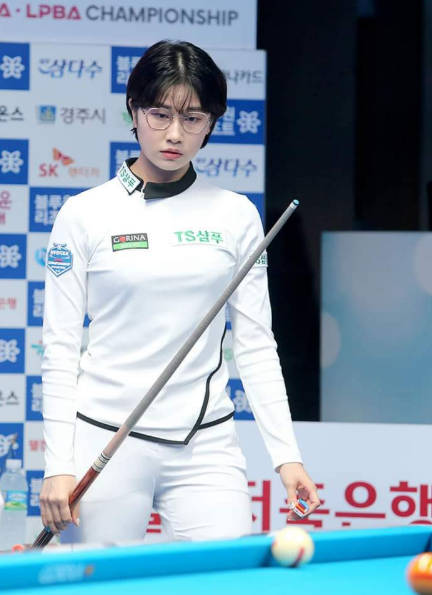 공략 방법을 고민하는 여자프로당구 이미래