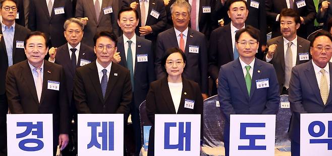 김기문 중기중앙회장, 김민석 국무총리, 한성숙 중소벤처기업부 장관(왼쪽부터) 등이 19일 서울 여의도 중기중앙회에서 열린 중소기업인대회에서 기념사진을 찍고 있다. 중기중앙회