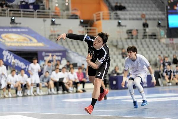 사진 신한 SOL Bank 25-26 핸드볼 H리그 챔피언 결정전 SK호크스와 인천도시공사 경기 모습
