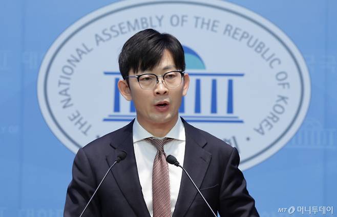 (서울=뉴스1) 신웅수 기자 = 과학기술정보방송통신위원회 소속 박충권 국민의힘 의원이 22일 서울 여의도 국회 소통관에서 더불어민주당의 쿠팡 연석 청문회 추진 관련 기자회견을 하고 있다. 민주당은 오는 30~31일 쿠팡 사태와 관련해 관련 상임위 연석 청문회를 추진한다. 2025.12.22/뉴스1 Copyright (C) 뉴스1. All rights reserved. 무단 전재 및 재배포, AI학습 이용 금지. /사진=(서울=뉴스1) 신웅수 기자