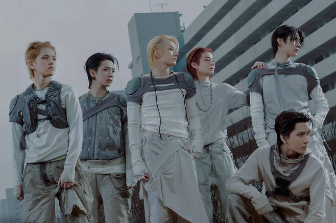 LG유플러스가 보이그룹 보이넥스트도어(BOYNEXTDOOR)와 브랜드 앰배서더 파트너십을 체결하고, 함께 새로운 캠페인을 진행한다고 19일 밝혔다. 사진은 새로운 캠페인 광고 모습. /사진=LG유플러스