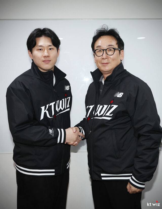 최원준과 나도현 단장이 악수를 하고 있다./KT 위즈 제공
