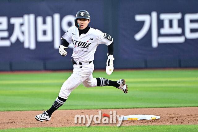 6일 경기도 수원 KT위즈파크에서 열린 '2026 신한 SOL BANK KBO리그' 롯데 자이언츠 와 KT 위즈 경기. KT 최원준이 1회말 무사 1루 투수 폭투에 2루로 진루했다./마이데일리