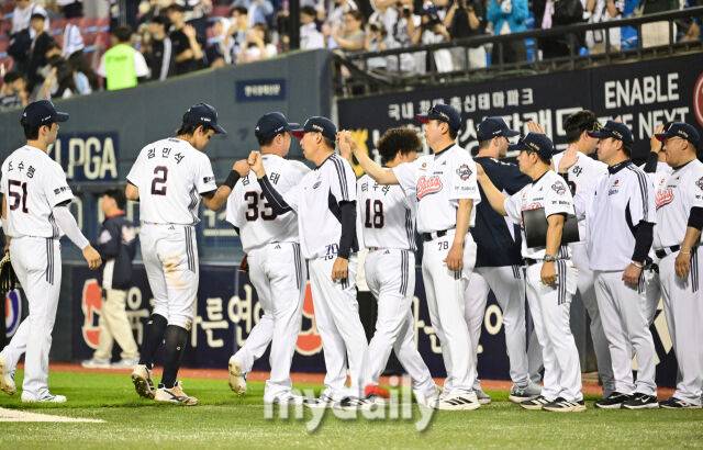 2026년 5월 19일 오후 서울 잠실구장에서 열린 '2026 신한 SOL KBO리그' NC 다이노스와 두산 베어스의 경기. 두산 김원형 감독이 9-3으로 승리한 뒤 기뻐하고 있다./잠실=유진형 기자