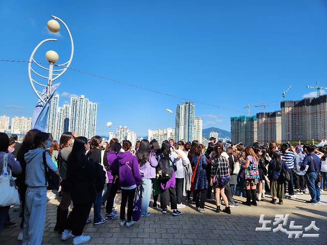 지난 2022년 BTS 부산콘서트가 열린 부산아시아드주경기장 앞에 팬들이 줄을 서 있다. 정혜린 기자