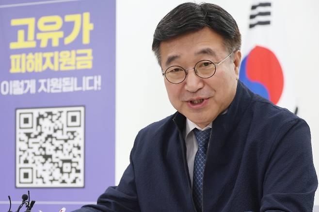 윤호중 행정안전부 장관이 19일 서울 영등포구 문래동주민센터에서 고유가 피해지원금 2차 지급 현장을 점검하고 있다. 연합뉴스