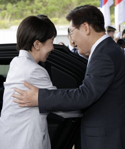 이재명 대통령이 19일 경북 안동 한 호텔에서 다카이치 사나에 일본 총리를 영접하고 있다. 2026.5.19 연합뉴스
