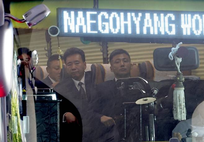 ▲ 2025-2026 아시아축구연맹(AFC) 여자 챔피언스리그() 4강전에서 수원FC 위민을 상대하는 내고향여자축구단 코치진 등 관계자들이 17일 인천국제공항 제1여객터미널로 입국해 버스 출발을 기다리고 있다. ⓒ연합뉴스