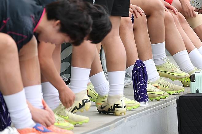 ▲ 아시아축구연맹(AFC) 여자 챔피언스리그(AWCL) 4강 토너먼트에 출전하는 내고향여자축구단 선수들이 19일 수원 팔달구 수원월드컵경기장 보조경기장에서 축구화 끈을 묶으며 훈련을 준비하고 있다. ⓒ연합뉴스