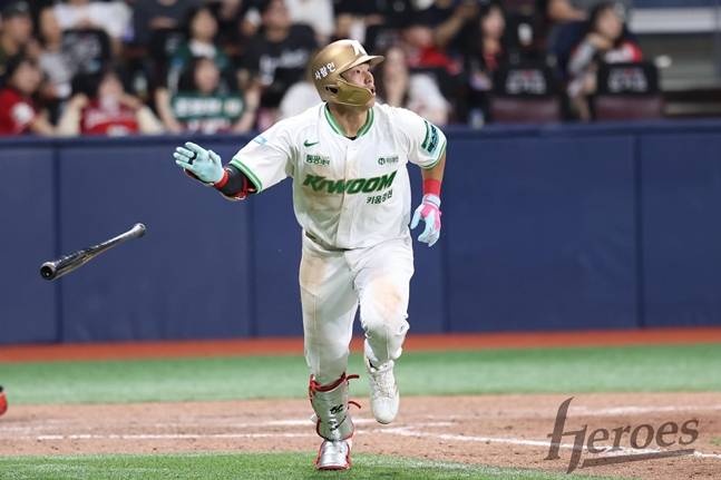 9회말 홈런 타구를 바라보는 김웅빈. /사진=키움 히어로즈