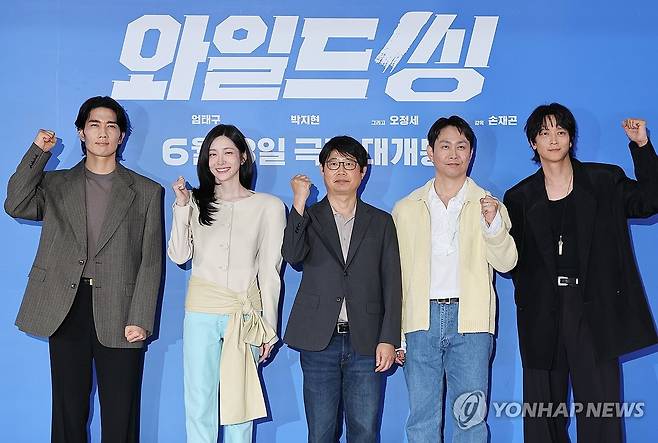 손재곤 감독의 '와일드씽' 시사간담회 (서울=연합뉴스) 이재희 기자 = 배우 엄태구(왼쪽부터), 박지현, 손재곤 감독, 배우 오정세, 강동원이 18일 서울 송파구 롯데시네마 월드타워점에서 열린 영화 '와일드씽' 시사간담회에 참석, 포즈를 취하고 있다. 2026.5.18 scape@yna.co.kr