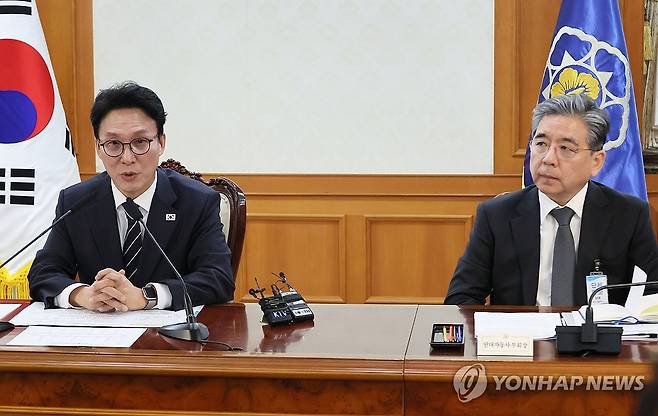 김민석 총리, 새만금·전북 대혁신TF 킥오프 회의 발언 (서울=연합뉴스) 이정훈 기자 = 김민석 국무총리가 11일 서울 종로구 정부서울청사에서 열린 새만금·전북 대혁신TF 킥오프 회의에서 발언하고 있다. 오른쪽은 장재훈 현대자동차 부회장. 2026.3.11 uwg806@yna.co.kr