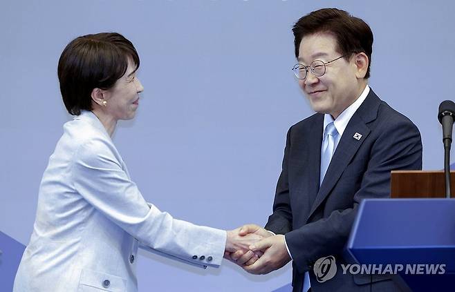 공동언론발표 마친 한-일 정상 (안동=연합뉴스) 한상균 기자 = 이재명 대통령과 다카이치 사나에 일본 총리가 19일 경북 안동 한 호텔에서 공동언론발표를 마친 뒤 악수하고 있다. 2026.5.19 xyz@yna.co.kr