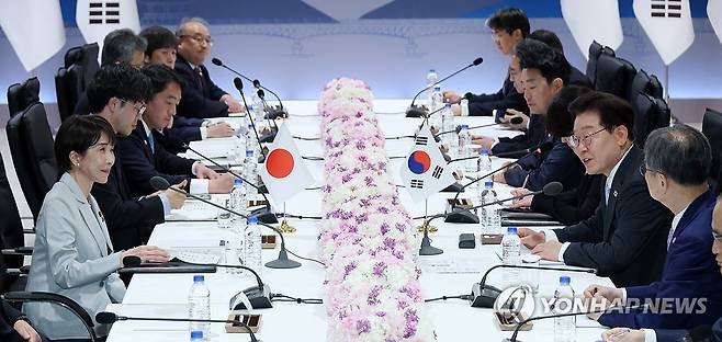 한-일 정상회담 (안동=연합뉴스) 한상균 기자 = 이재명 대통령과 다카이치 사나에 일본 총리가 19일 경북 안동 한 호텔에서 확대 정상회담을 하고 있다. 2026.5.19 xyz@yna.co.kr