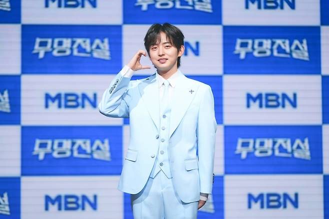 가수 하루가 포즈를 취하고 있다. / 사진제공=MBN