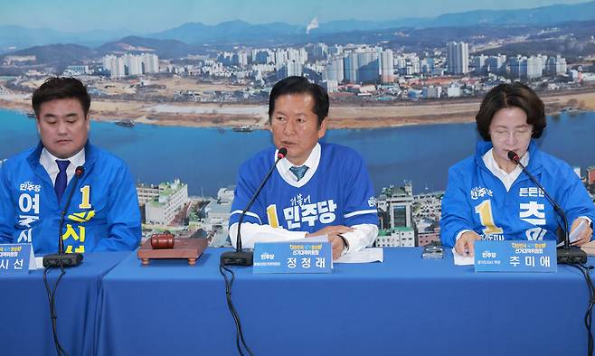 더불어민주당 총괄상임선거대책위원장인 정청래 대표가 20일 경기 여주시 민주당 박시선 여주시장 후보 선거사무소에서 열린 현장 선거대책위원회의에서 발언하고 있다./ 연합뉴스