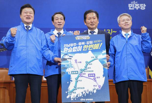 더불어민주당 정청래 대표를 비롯한 시도지사 후보자들이 19일 국회에서 열린 ‘강호축’ 철도망 합동 공약 발표 기자회견에서 공약을 설명한 팻말을 들고 구호를 외치고 있다. 신용한(왼쪽부터) 충북도지사 후보, 우상호 강원도지사 후보, 정 대표, 민형배 전남광주통합특별시 후보. /연합뉴스