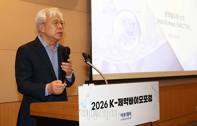 이봉용 넥스트젠바이오사이언스 대표가 20일 서울 여의도 FKI타워 컨퍼런스센터에서 열린 ‘2026 K-제약바이오포럼’에서 ‘원형탈모증 신약, Vonifimod’를 주제로 발표하고 있다. 이투데이는 ‘자라나라 머리머리’ 탈모인구 1000만명 시대, 삶의 질 높이는 올바른 탈모 관리를 주제로 마련한 이번 포럼을 통해 개인의 삶의 질과 연관된 탈모를 질환으로 인식하고, 의학적 접근을 통한 조기 진단과 치료 및 관리라는 패러다임의 전환을 제안한다. 또한 탈모를 개인의 고통이 아닌 공동체의 건강 이슈로 확장하고 규제와 산업이 조화를 이루는 미래 비전을 모색한다. 신태현 기자 holjjak@(이투데이DB)